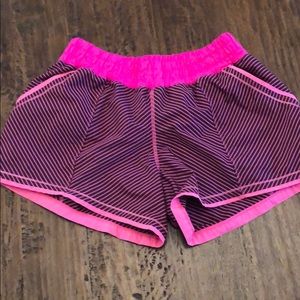 lululemon hotly hot shorts- size 8 excellent cond